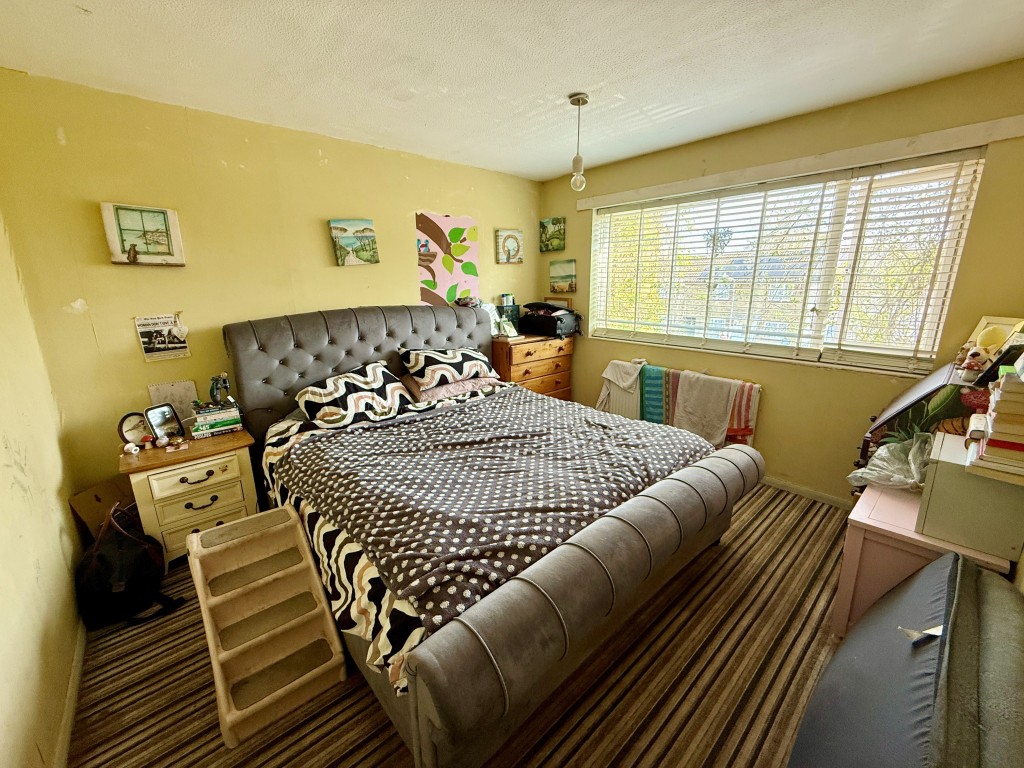 Lot: 23 - FIVE-BEDROOM HOUSE FOR IMPROVEMENT - Bedroom one